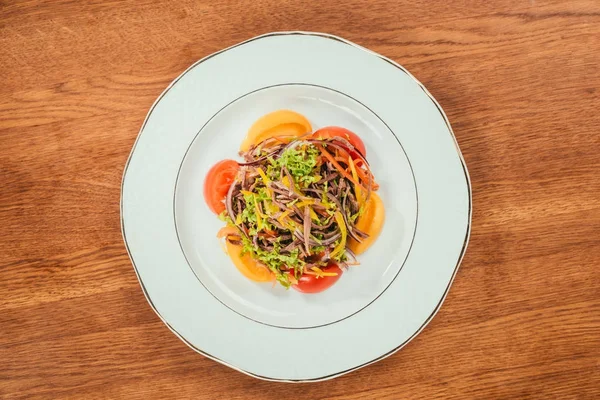 新鮮な野菜は 木製の表面に白い皿の上スライス  — 無料ストックフォト