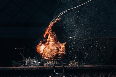 kaburga ve ızgara hazırlanıyor et çatalı ile lezzetli sulu et yakından görmek 