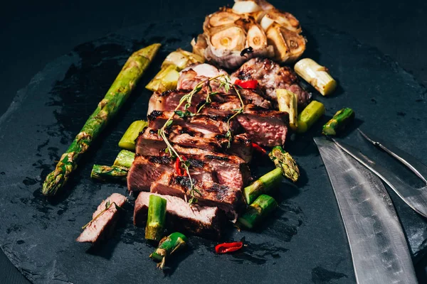 Close View Delicious Juicy Sliced Grilled Meat Spices Asparagus Black — Stock Photo, Image