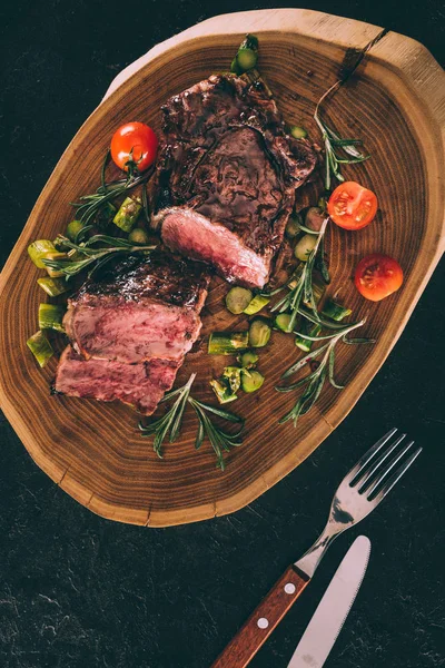 Κάτοψη Του Γκουρμέ Ψητά Κρέατα Σερβίρονται Λαχανικά Ξύλινη Σανίδα — Φωτογραφία Αρχείου