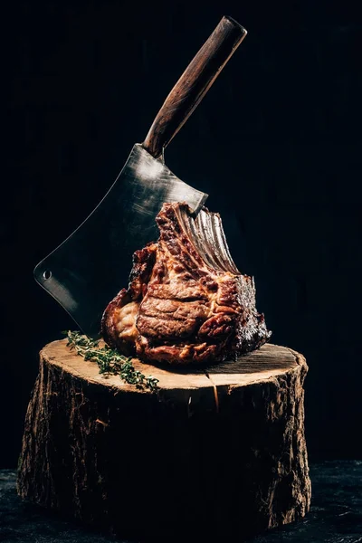 Närbild Läckra Grillade Revben Med Kött Kniv Och Rosmarin Trä — Stockfoto