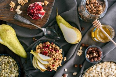masada granola malzemeler ve granola ile kase Üstten Görünüm