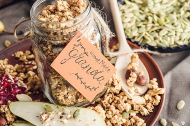 Cam Kavanoz etiketi ile lezzetli ev yapımı granola