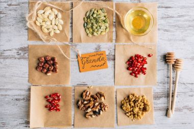 Üstten Görünüm granola maddeler etiketli pişirme parşömen parçalar üzerinde