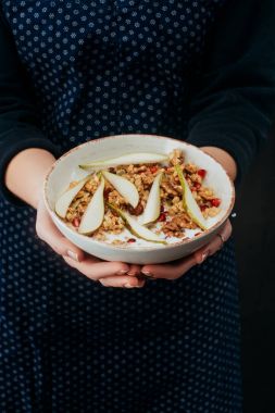 ev yapımı granola ile kase tutan kadın kırpılmış görüntü