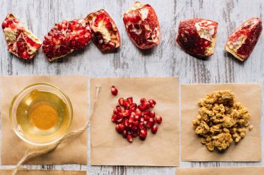 nar ve bal granola masaya hazırlanması için Üstten Görünüm