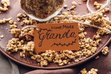 etiketi ile ev yapımı granola havai görünümü tepsi