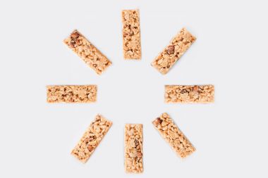 Üstten Görünüm güneş beyaz izole granola barlar şeklinde