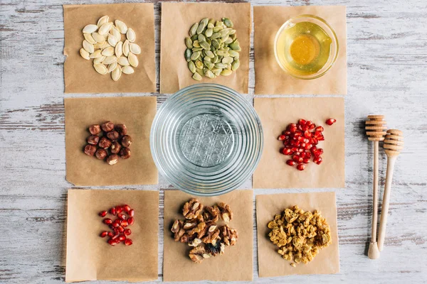 Tablo Üzerinde Parşömen Adet Pişirme Üzerinde Üstten Görünüm Granola Maddeler — Stok fotoğraf