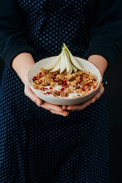 Bijgesneden Afbeelding Van Vrouwelijke Kok Houden Kom Met Zelfgemaakte Muesli — Stockfoto