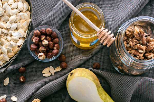 вид ингредиентов для домашней гранолы
