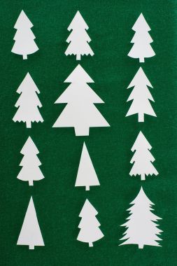 yeşil zemin üzerine beyaz kağıt Noel ağaçları Üstten Görünüm