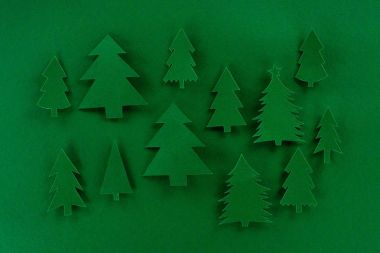 yeşil zemin üzerine yeşil dekoratif kağıt Noel ağaçları Üstten Görünüm