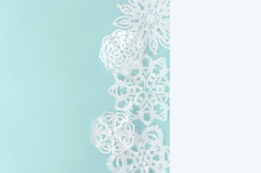 Açık mavi kopya alanı ile izole dekoratif Noel kar taneleri 