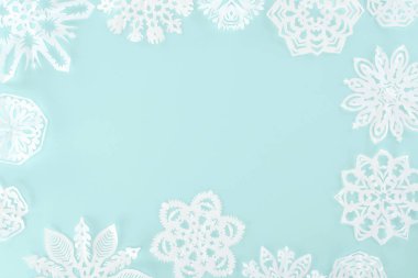 Noel çerçeve üzerinde açık mavi izole dekoratif kar taneleri ile