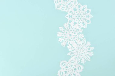 Açık mavi kopya alanı ile izole dekoratif Noel kar taneleri