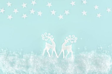 Noel arka plan dekoratif snow, yıldız ve kağıt geyik, açık mavi izole