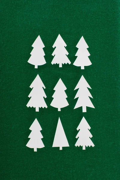 Κάτοψη Του Διακοσμητικό Χαρτί Χριστουγεννιάτικα Δέντρα Πράσινο Φόντο — Δωρεάν Φωτογραφία