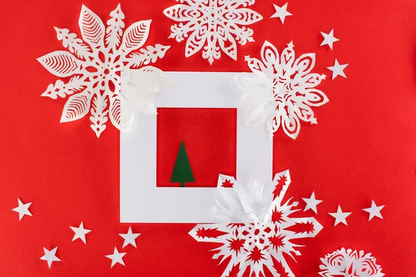Різдвяна Ялинка Білій Рамці Зірками Паперовими Сніжинками Навколо Ізольована Червоному — стокове фото