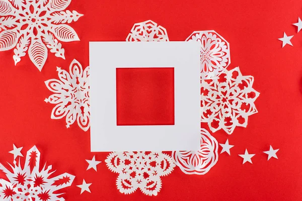 Белая Рама Звездами Бумажными Снежинками Вокруг Изолированная Красном — Бесплатное стоковое фото