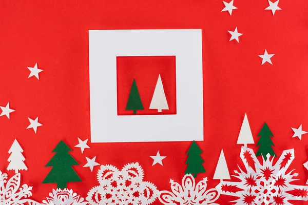 Weihnachtsbäume Weißem Rahmen Mit Umlaufenden Sternen Und Papierschneeflocken Isoliert Auf — kostenloses Stockfoto