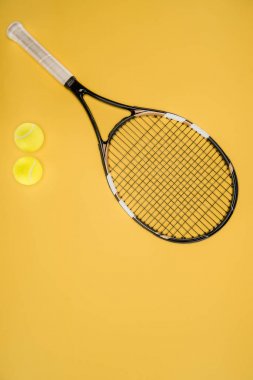 Tenis raketi izole sarı topları ile