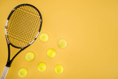Tenis raketi izole sarı topları ile