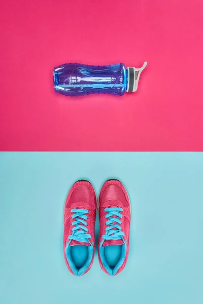 Sportausrüstung Mit Schuhen Und Wasserflasche Isoliert Auf Rosa Und Blau — Stockfoto
