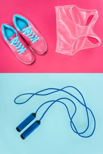 运动器材 跳绳和运动上衣在粉红色和蓝色的隔离 — 图库照片