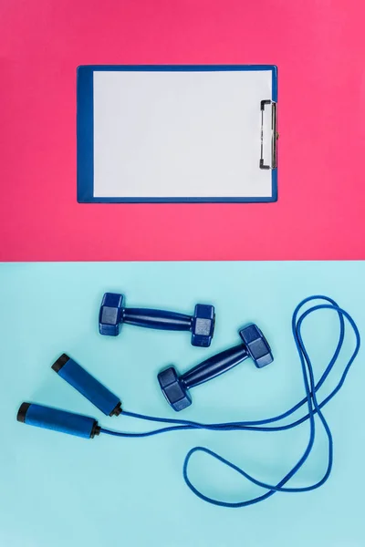 Dumbbells Esportes Prancheta Pular Corda Isolada Rosa Azul — Fotografia de Stock
