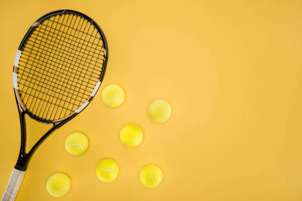 Ρακέτα Του Τένις Μπάλες Που Απομονώνονται Κίτρινο — Φωτογραφία Αρχείου