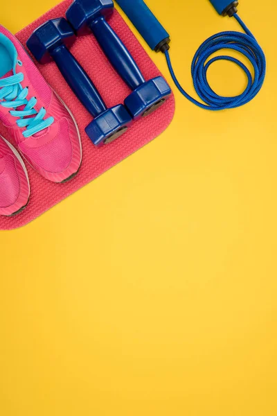 Αθλητικός Εξοπλισμός Παπούτσια Αλτήρες Και Σχοινάκι Που Απομονώνονται Κίτρινο — Φωτογραφία Αρχείου