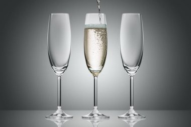 şişe şampanya Grey üç bardak içine dökme