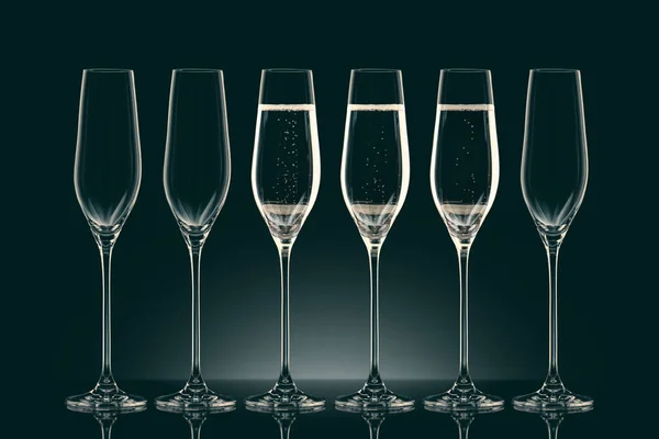 Τρία Ποτήρια Διαφανή Σαμπάνια Και Τρεις Άδειο Γυαλιά Μαύρο — Φωτογραφία Αρχείου