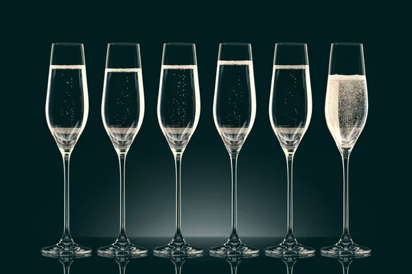 Sechs Transparente Gläser Mit Champagner Auf Schwarz — Stockfoto