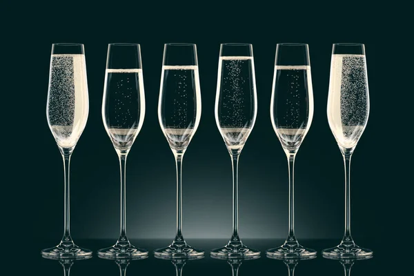 Six Verres Transparents Avec Différents Niveaux Champagne Sur Noir — Photo