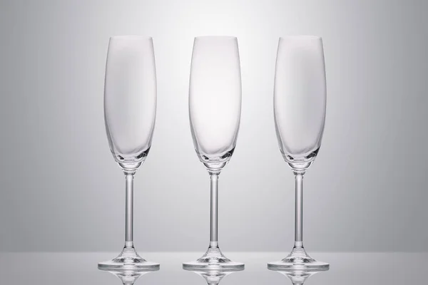 Drei Leere Saubere Gläser Auf Weiß — Stockfoto
