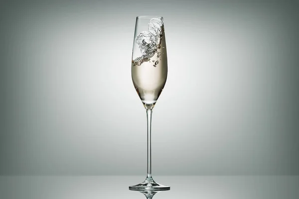 Брызги Шампанского Прозрачном Бокале Белом — стоковое фото