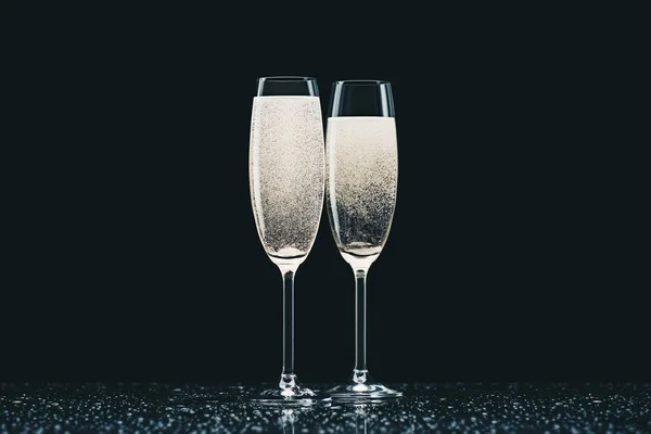 Dvě Sklenice Champagne Kapkami Stole Černém Pozadí — Stock fotografie