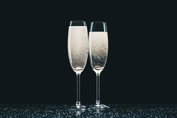 Twee Glazen Met Champagne Met Druppels Tafel Zwart — Stockfoto