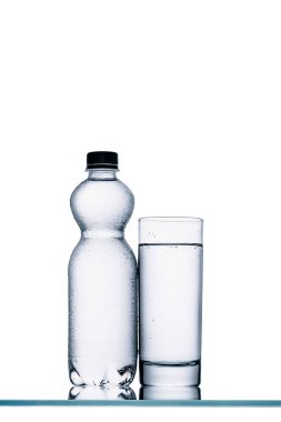 ıslak plastik şişe su ve beyaz izole cam ile natürmort