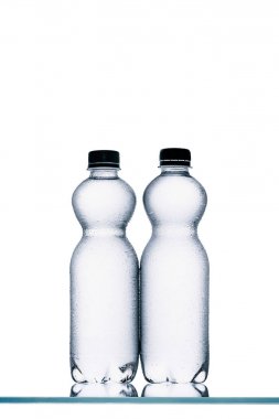 beyaz izole su ıslak plastik şişe
