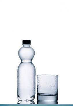 plastik şişe su ve boş bardak beyaz izole