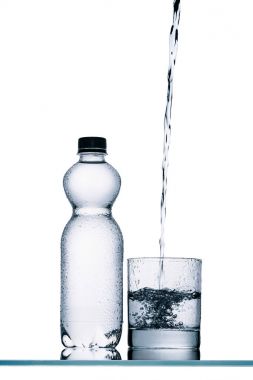 plastik şişe ve cam üzerine beyaz izole içine dökülen su ıslak
