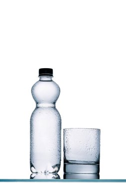 ıslak tam plastik şişe su ve boş bardak beyaz izole