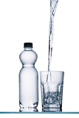 plastik şişe ve cam üzerine beyaz izole içine dökülen su