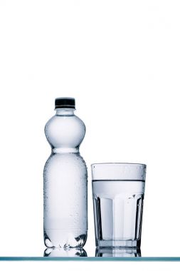 tam plastik şişe su ve cam üzerine beyaz izole