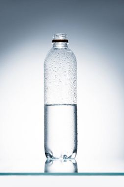 yansıtıcı yüzeyi su yarım tam plastik şişe