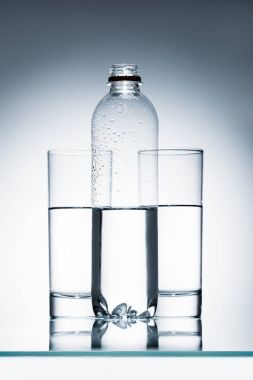 plastik şişe ve bardak yansıtıcı yüzeyi temiz su