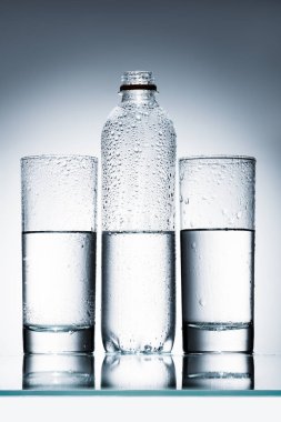 plastik şişe ve bardak satırındaki yansıtıcı yüzeyi temiz su